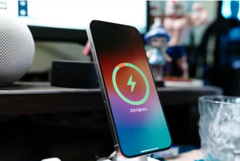 定州苹果15换屏服务分享用什么充电器给iPhone15充电更好 